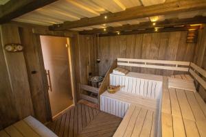 Prostřední LibchavyにあるApartmány NA DAŘILCEのベッド2台が備わる木造の客室です。