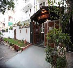 un edificio con un patio con macetas en Shanti Guest House, Sonipat en Sonipat