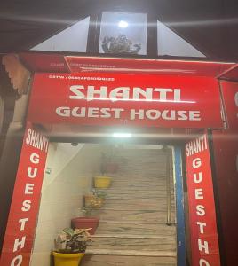un edificio con un cartel para un hostal en Shanti Guest House, Sonipat en Sonipat