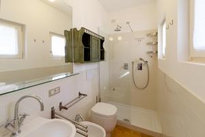 A bathroom at Villa Caterina Quiete e Mare-Goelba Még 27 kép