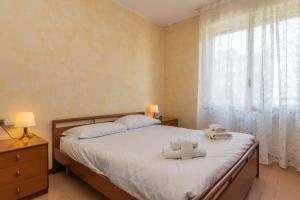 1 dormitorio con 1 cama con 2 toallas en [Buccinasco apartment] Mascherpa en Buccinasco