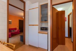 uma cozinha com uma porta que leva a uma sala de estar em [Buccinasco apartment] Mascherpa em Buccinasco