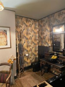 sala de estar con escritorio y espejo en Cosy Central House with luxury jacuzzi bath, en Hesdin