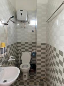 ein Bad mit einem WC und einem Waschbecken in der Unterkunft Cat Ba Sweet Potato Homestay in Cát Bà