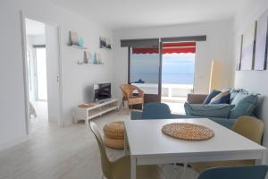 TV a/nebo společenská místnost v ubytování Ocean's Light