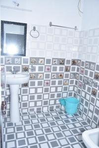 y baño con lavabo y espejo. en Himalayan Dalhousie Home Stay - Near Panchpula Water Fall en Dalhousie