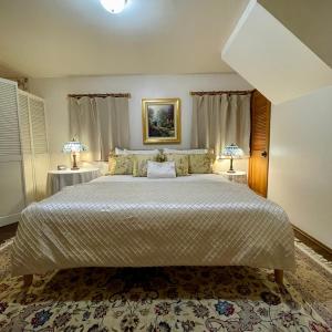 ein Schlafzimmer mit einem großen Bett und zwei Lampen in der Unterkunft Bath Street Inn in Santa Barbara