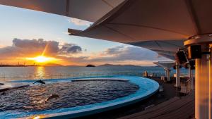 - un bain à remous sur la terrasse d'un bateau de croisière au coucher du soleil dans l'établissement Kyukamura Sanuki-Goshikidai, à Sakaide