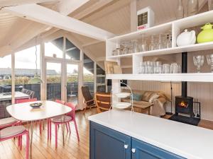 6 person holiday home in Haarby في Brunshuse: مطبخ وغرفة طعام مع طاولة وكراسي