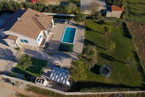 Bazén v ubytování Villa Tara ZadarVillas nebo v jeho okolí