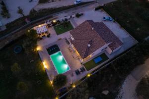Bazén v ubytování Villa Tara ZadarVillas nebo v jeho okolí