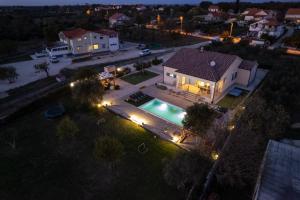 Bazén v ubytování Villa Tara ZadarVillas nebo v jeho okolí