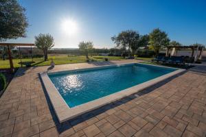 Bazén v ubytování Villa Tara ZadarVillas nebo v jeho okolí
