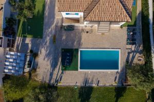Bazén v ubytování Villa Tara ZadarVillas nebo v jeho okolí