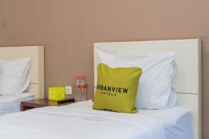 Katil atau katil-katil dalam bilik di Urbanview Hotel Bubusini Batu by RedDoorz