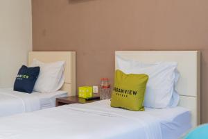 Katil atau katil-katil dalam bilik di Urbanview Hotel Bubusini Batu by RedDoorz