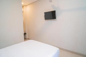Televisyen dan/atau pusat hiburan di Urbanview Hotel Bubusini Batu by RedDoorz
