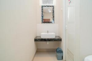 Bilik mandi di Urbanview Hotel Bubusini Batu by RedDoorz