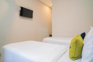 Katil atau katil-katil dalam bilik di Urbanview Hotel Bubusini Batu by RedDoorz