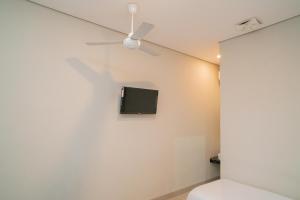 Televisyen dan/atau pusat hiburan di Urbanview Hotel Bubusini Batu by RedDoorz