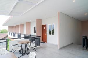 Balkoni atau teres di Urbanview Hotel Bubusini Batu by RedDoorz