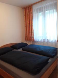 Łóżko lub łóżka w pokoju w obiekcie Ferienappartment in St Oswald - Bad Kleinkirchheim Nähe der Skipiste