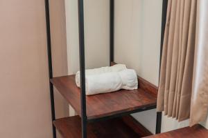Katil atau katil-katil dalam bilik di Urbanview Hotel Bubusini Batu by RedDoorz