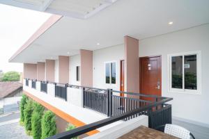 Balkoni atau teres di Urbanview Hotel Bubusini Batu by RedDoorz