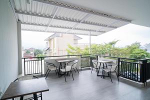 Balkoni atau teres di Urbanview Hotel Bubusini Batu by RedDoorz