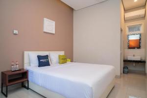 Katil atau katil-katil dalam bilik di Urbanview Hotel Bubusini Batu by RedDoorz