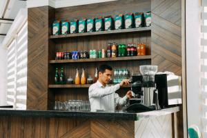 Un uomo che prepara un drink al bar di FAYZ a Urganch