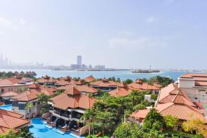 una vista aérea de los edificios y del agua en Luxury 5-star Palm Resort, en Dubái