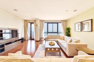 sala de estar con sofá y TV en Luxury 5-star Palm Resort en Dubái