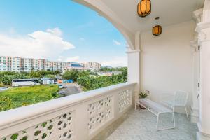 Elle comprend un balcon offrant une vue sur la ville. dans l'établissement Botan Boutique Hotel, à Patong Beach