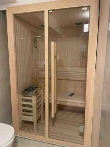 Et badeværelse på Appartamento con piscina e sauna Bissone