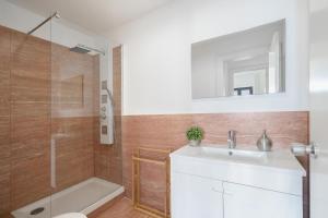 Un baño de Warm and Cozy Parquet Flooring Apartment in Almada