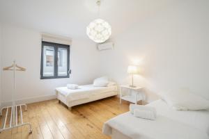 Cama ou camas em um quarto em Warm and Cozy Parquet Flooring Apartment in Almada