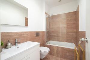 Um banheiro em Warm and Cozy Parquet Flooring Apartment in Almada