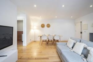 Posezení v ubytování Warm and Cozy Parquet Flooring Apartment in Almada