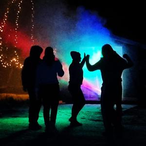 een groep mensen die voor een vuurshow staan bij Elvestua in Gibostad