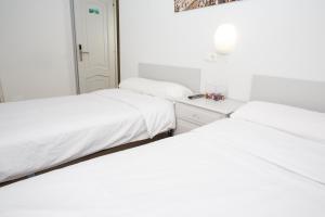 Posteľ alebo postele v izbe v ubytovaní Hostal Costa Coruña