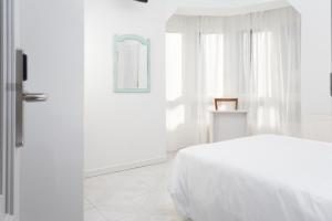Posteľ alebo postele v izbe v ubytovaní Hostal Costa Coruña