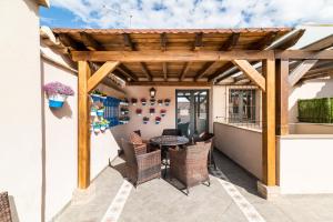 a pergola on a patio with a table and chairs at Hostel Carlota Braun in Granada