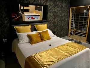 Postel nebo postele na pokoji v ubytování Suite romantique avec ambiance cocooning