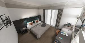einen Blick über ein Schlafzimmer mit einem Bett und einem Tisch in der Unterkunft Park Hotel Junior in Quarto dʼAltino
