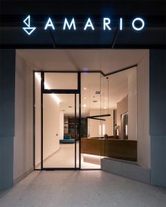 un front de magasin avec un panneau indiquant amarillo dans l'établissement Amario Suites Hotel, à Aigio