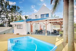 Bazén v ubytování Côte Ouest - VUE IMPRENABLE SUR LA MER - VILLA BELIFAGE BLEUE avec Piscine Privative nebo v jeho okolí