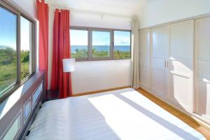 Postel nebo postele na pokoji v ubytování Côte Ouest - VUE IMPRENABLE SUR LA MER - VILLA BELIFAGE BLEUE avec Piscine Privative