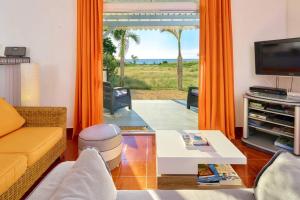 Posezení v ubytování Côte Ouest - VUE IMPRENABLE SUR LA MER - VILLA BELIFAGE BLEUE avec Piscine Privative