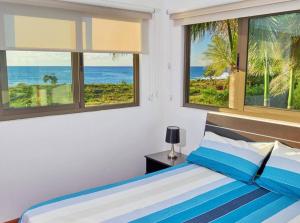 Postel nebo postele na pokoji v ubytování Côte Ouest - VUE IMPRENABLE SUR LA MER - VILLA BELIFAGE BLEUE avec Piscine Privative